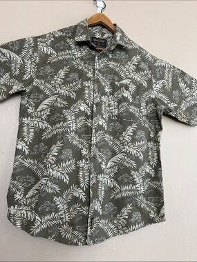 Vintage Woolrich Men's Fieldstone Jeep Short Sleeve Camp Shirt. Size Large.